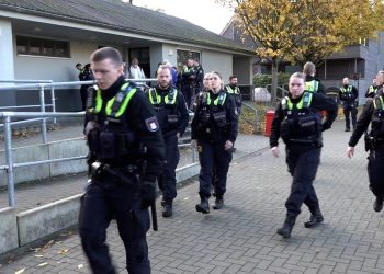 Massenschlägerei mit 100 Personen bei einem Fußballspiel – Polizeihubschrauber im Einsatz