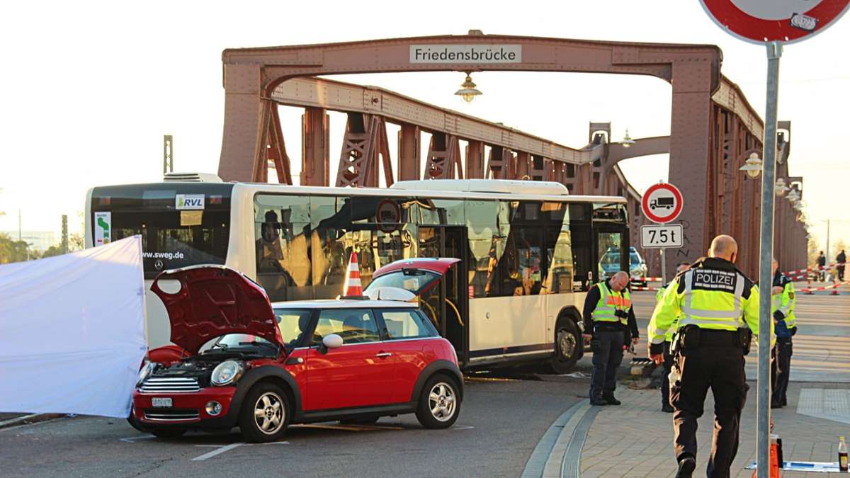 Großeinsatz in Weil am Rhein: Frau kommt bei schwerem Busunfall ums Leben – Weil am Rhein