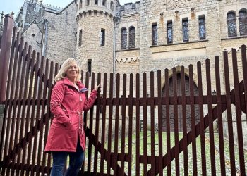Sie lebt in der Nähe von Schloss Marienburg – und tauschte vorübergehend ihren Job in Alfeld gegen die Stelle als Schulsekretärin in Maxton Hall