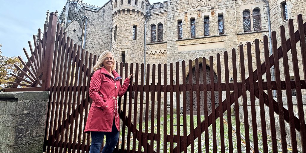 Sie lebt in der Nähe von Schloss Marienburg – und tauschte vorübergehend ihren Job in Alfeld gegen die Stelle als Schulsekretärin in Maxton Hall