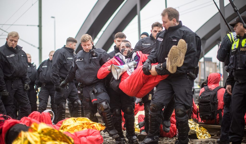 „Pro-Palästina“-Blockade in Hamburg: Aktivisten ketten sich an Schienen