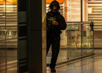 Polizei gibt Entwarnung: Feuerwerk offenbar Anlass für Großeinsatz im Frankfurter Nordwestzentrum | hessenschau.de