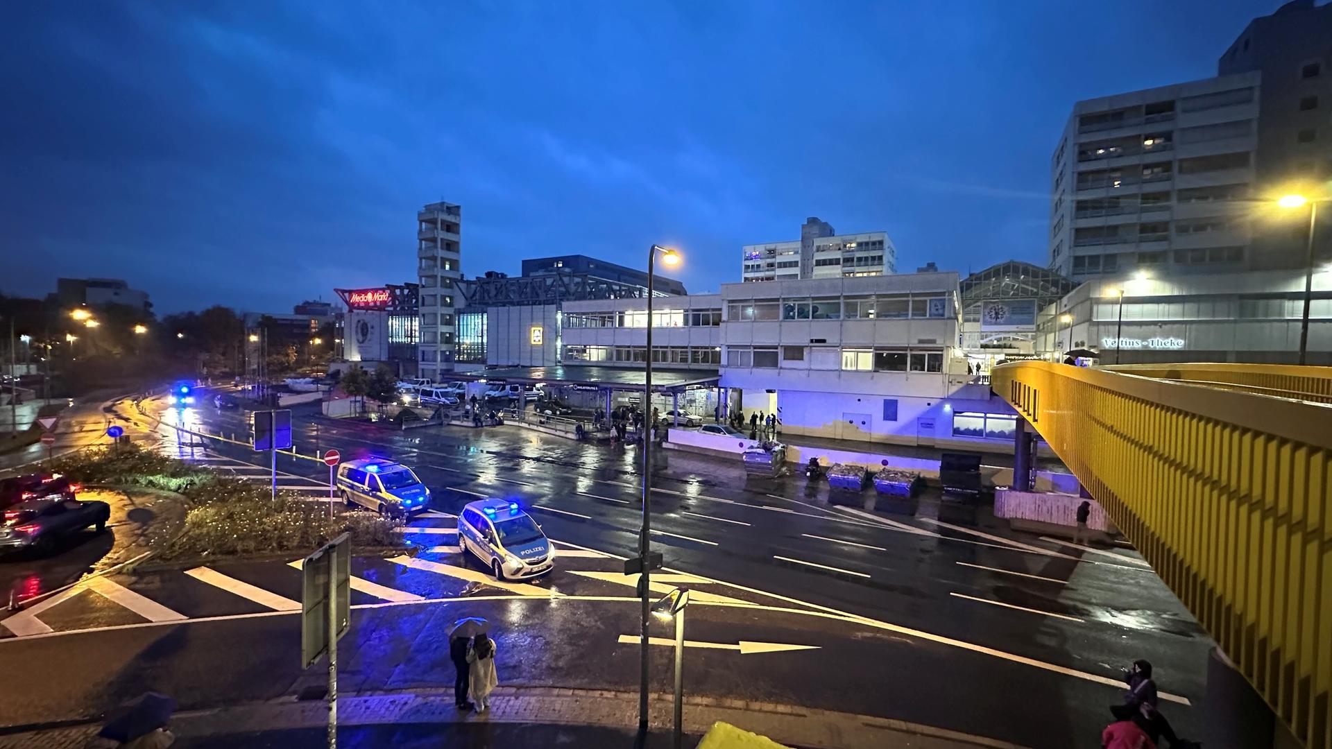 Massenpanik im Nordwestzentrum: „Der Körper unterscheidet nicht zwischen realer und unrealistischer Gefahr“ | hessenschau.de