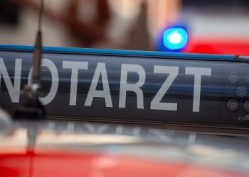Bus mit Warnblinkanlage überholt: 12-Jähriger schwer verletzt