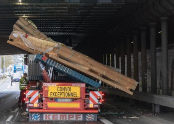 Lkw bleibt unter Eisenbahnbrücke in Osnabrück stecken
