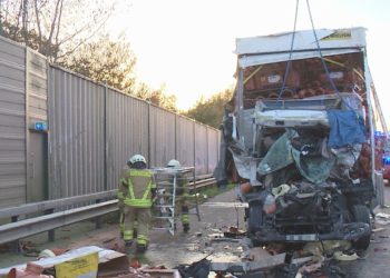 Lkw-Fahrerhaus bei Unfall auf der A1 völlig zerstört: Fahrer stirbt