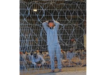 Israels ehemaliger Militärstaatsanwalt wurde verhaftet, nachdem ein freigegebenes Video gezeigt wurde, das zeigt, wie Soldaten einen Palästinenser misshandeln