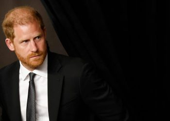 Prinz Harry entschuldigt sich für seine Outfitwahl bei einem Baseballspiel