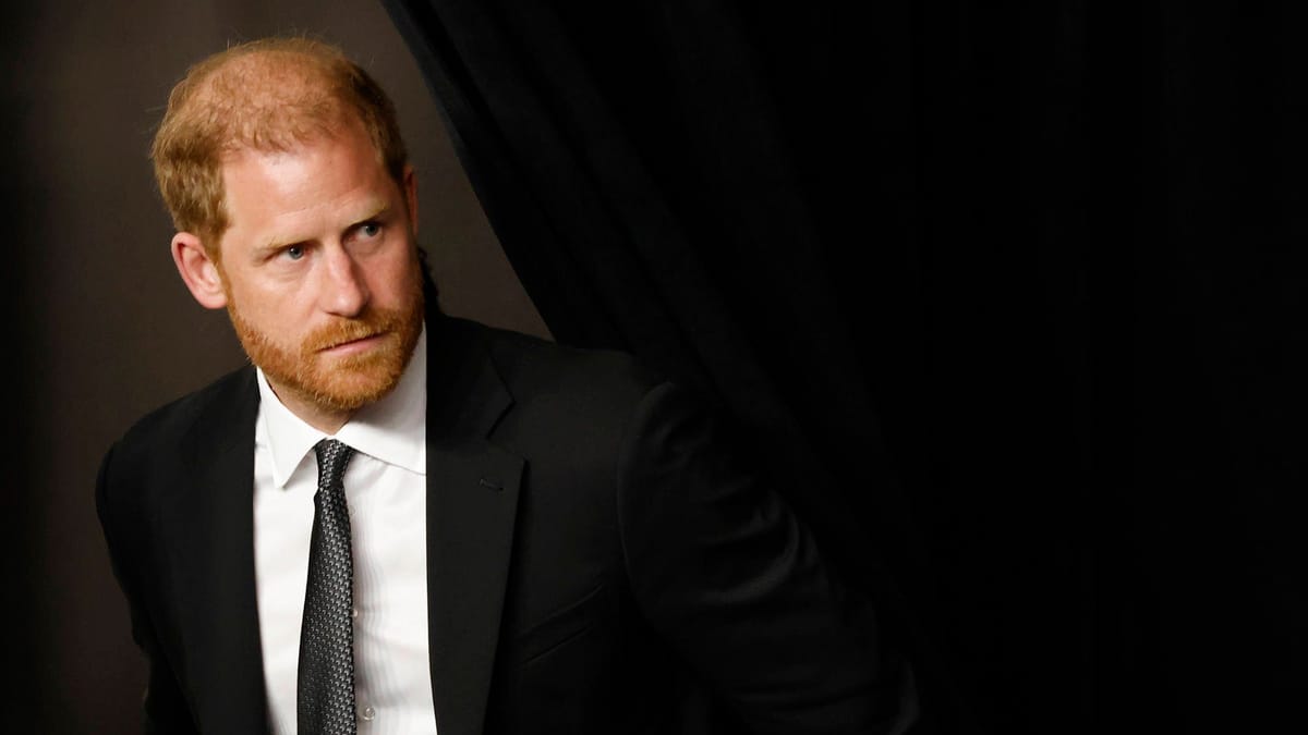 Prinz Harry entschuldigt sich für seine Outfitwahl bei einem Baseballspiel