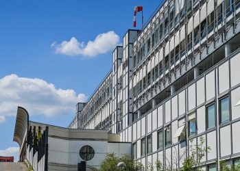 Klinik in Berlin-Neukölln durch Explosion beschädigt – Brand vor Charité