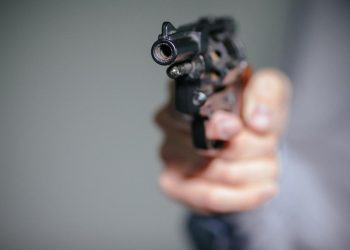 Mann schießt durch Wohnungstür seines Nachbarn in Berlin-Friedrichshain