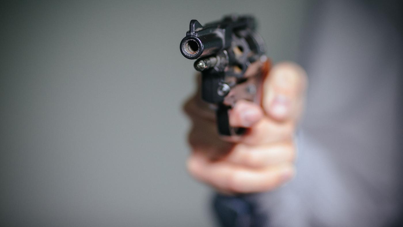 Mann schießt durch Wohnungstür seines Nachbarn in Berlin-Friedrichshain