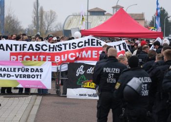 Halle: Grünen-Politiker bei Demonstration gegen rechtsextreme Verlagsbuchmesse angegriffen – MDR