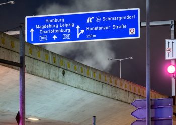 Der Verkehr auf der beschädigten A100-Brücke in Richtung Westen ist jetzt nur noch einspurig