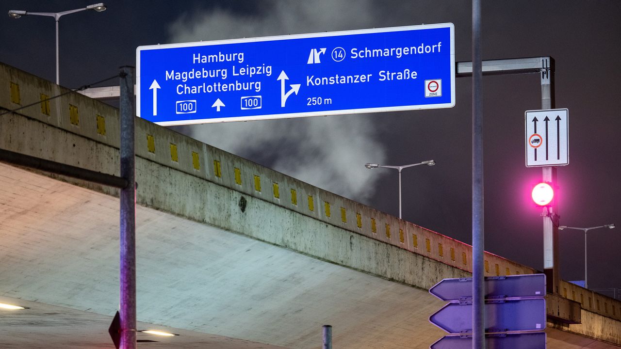 Der Verkehr auf der beschädigten A100-Brücke in Richtung Westen ist jetzt nur noch einspurig