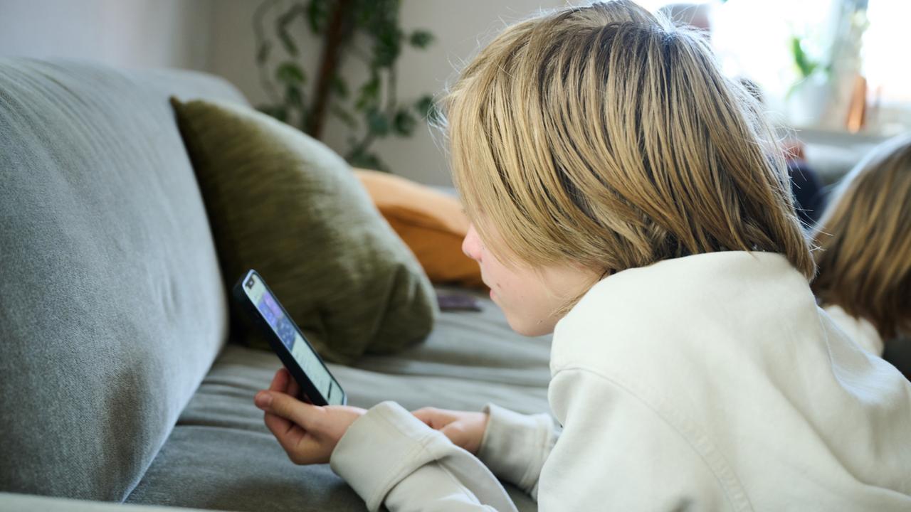 Streeck nutzt soziale Medien für gestaffelte Altersfreigaben