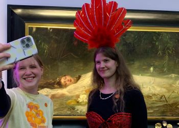 Taylor-Swift-Fans posieren vor Ophelia-Gemälde in Wiesbaden | hessenschau.de