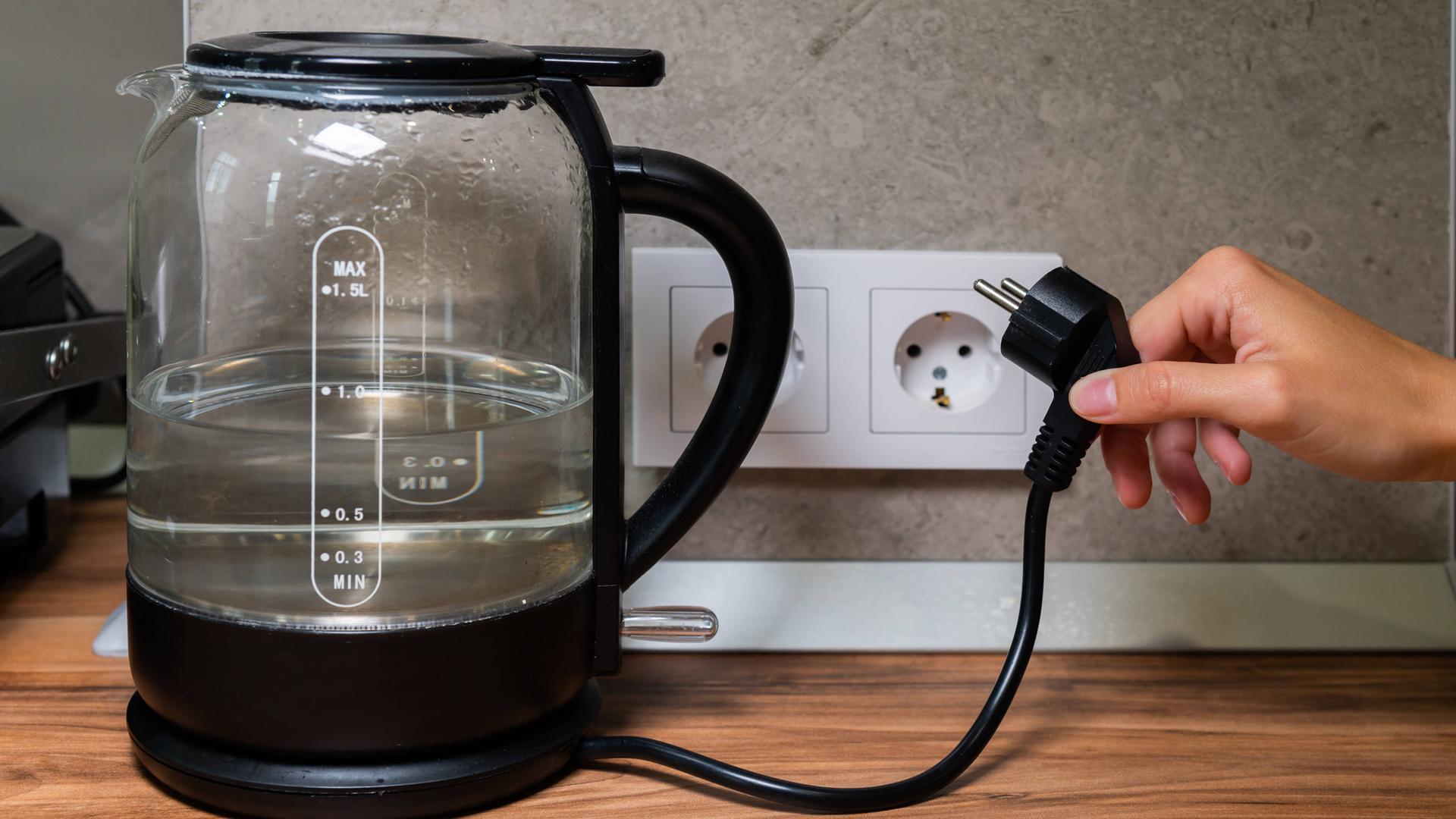 Hessen am Morgen: Trinkwasser in Wiesbaden, LKW-Unfall auf der A3, Kfz-Versicherung teurer | hessenschau.de