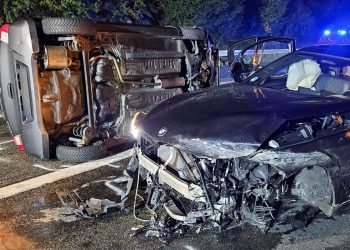 Mann (†49) rettet sich aus den Trümmern und wird anschließend von einem Auto angefahren
