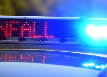 Nach einem Unfall nahe der Rheinbrücke bei Emmerich sind mehrere Menschen lebensgefährlich verletzt worden