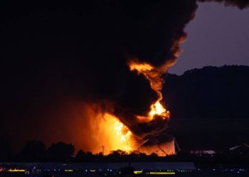 Paketdienst-Frachtflugzeug: Mindestens zwölf Tote bei Flugzeugabsturz in Louisville – RP Online