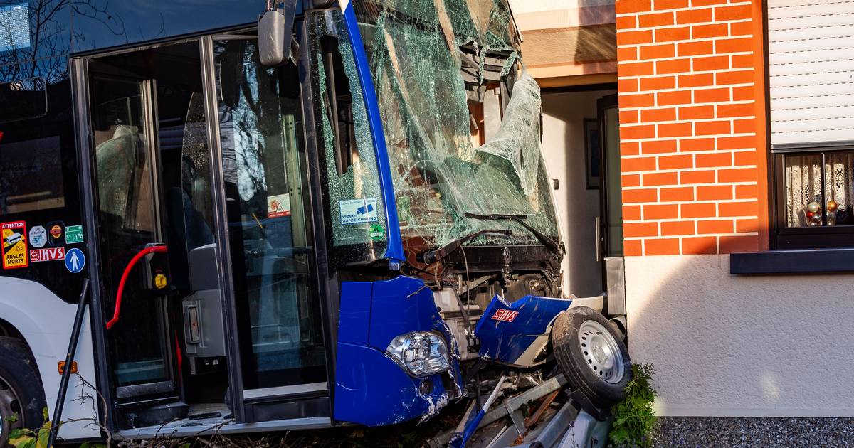 Bus mit Kindern prallt in Überherrn frontal gegen Hauswand – Fahrer schwer verletzt