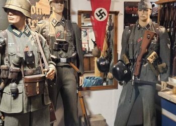 Hinter einer Geheimtür finden Ermittler noch schärfere Kriegswaffen