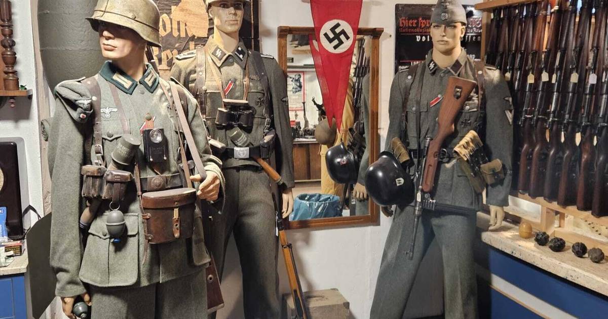 Hinter einer Geheimtür finden Ermittler noch schärfere Kriegswaffen