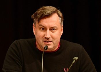 St. Pauli-Aufsichtsrat bestraft Born wegen Angriffen auf Irvine