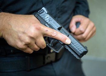 Auto rast in Dresden auf Polizisten zu: Polizist schießt!