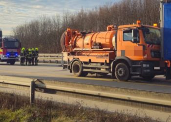 Lkw-Fahrer verursacht Unfall und flüchtet